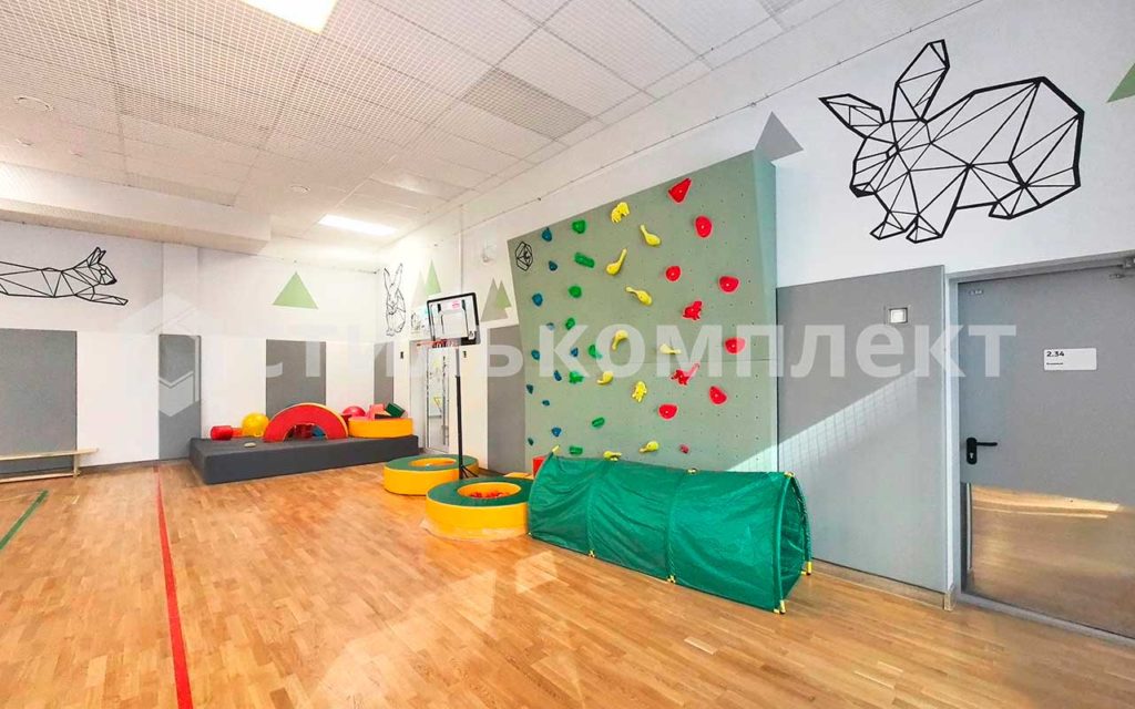 Оборудование для спортивного зала в детском саду — гимнастические стенки, скамейки, дуги и мягкие модули в просторном зале от производителя Стиль Комплект